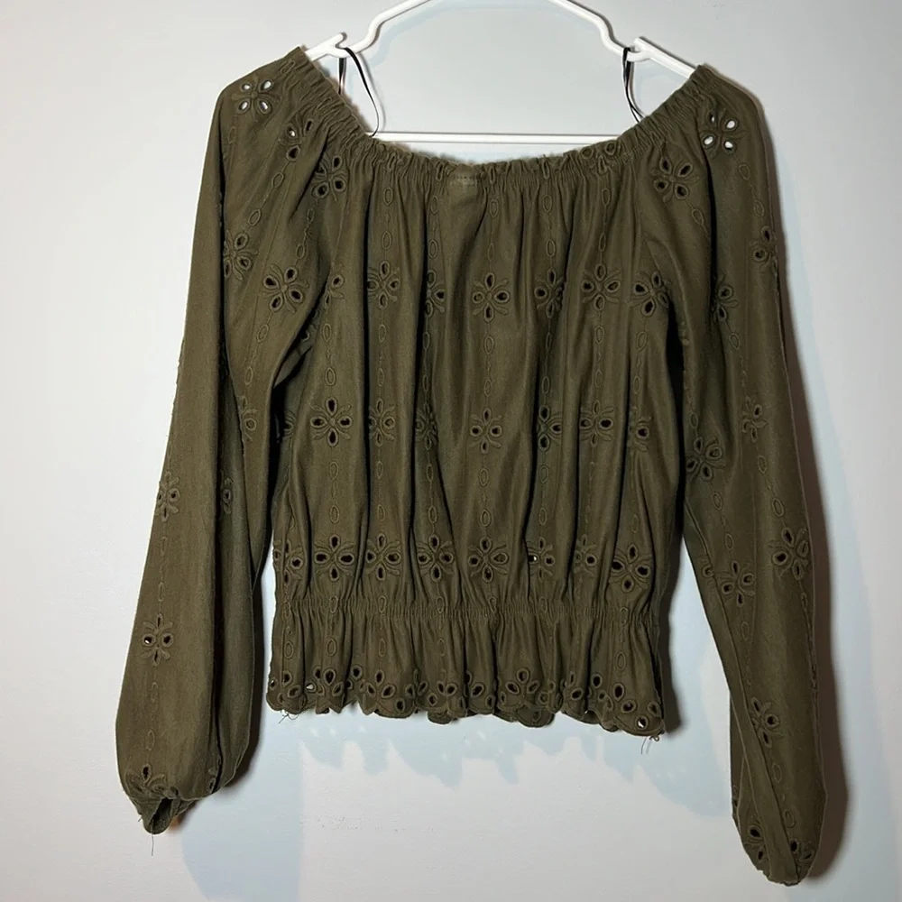 ✨H&M Olive Green Off Shoulder (optional) peasant blouse - Picture 3 of 3
